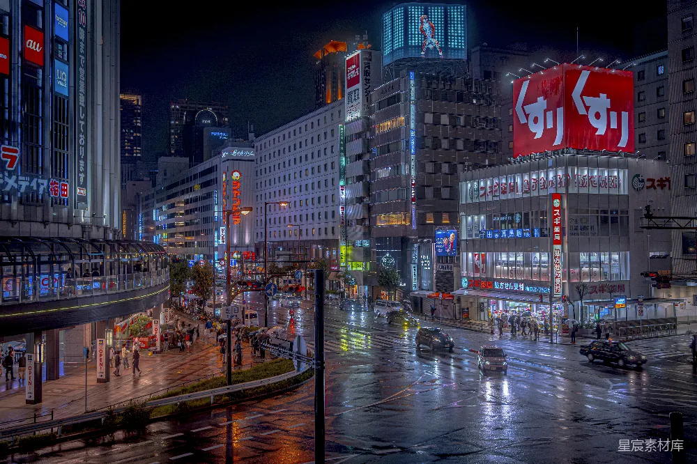 高清摄影 夜晚的城市街道上有许多高大建筑