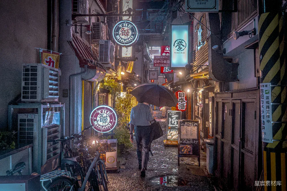 高清摄影 街上一个人撑着伞走路