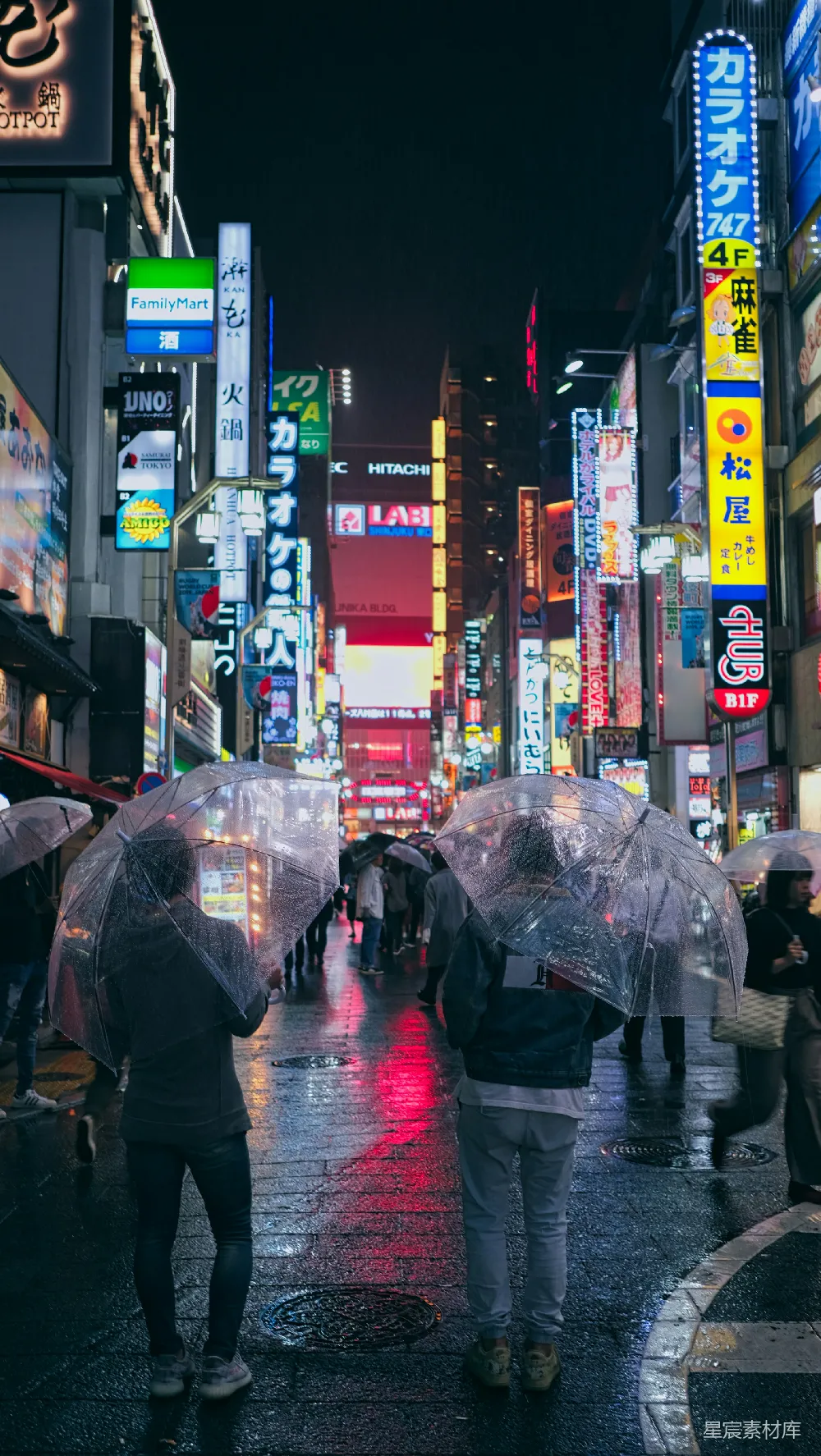 高清摄影 夜晚街道上的人们漫步