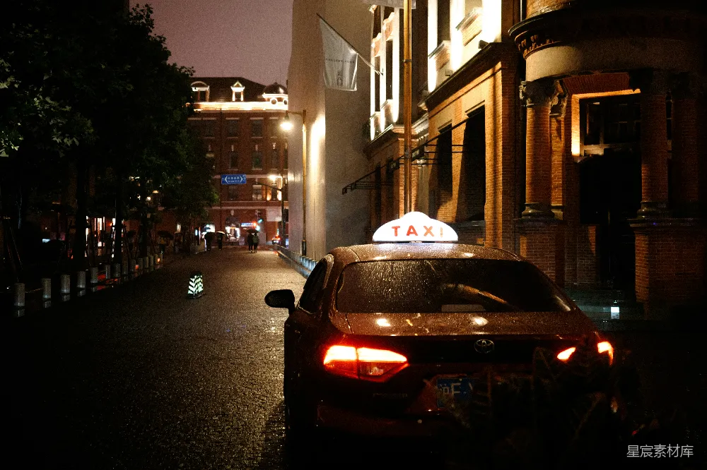高清摄影 雨夜城市中的出租车在等待。