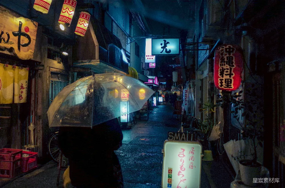 高清摄影 黑夹克的人手持伞在街道上夜间行走