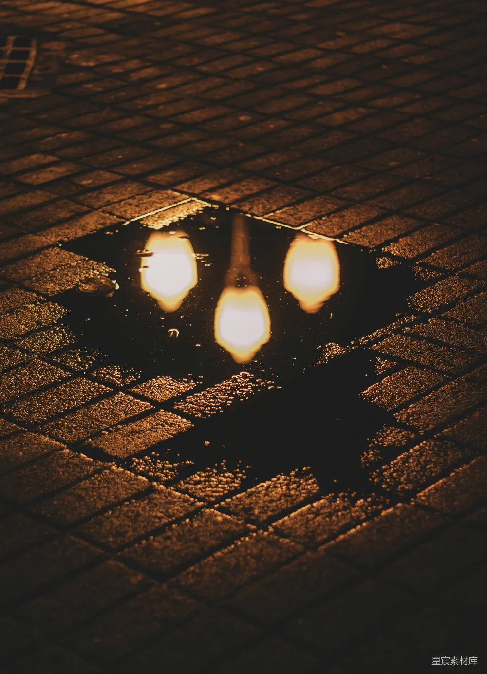 高清摄影 一群灯光坐落在一洼水面上