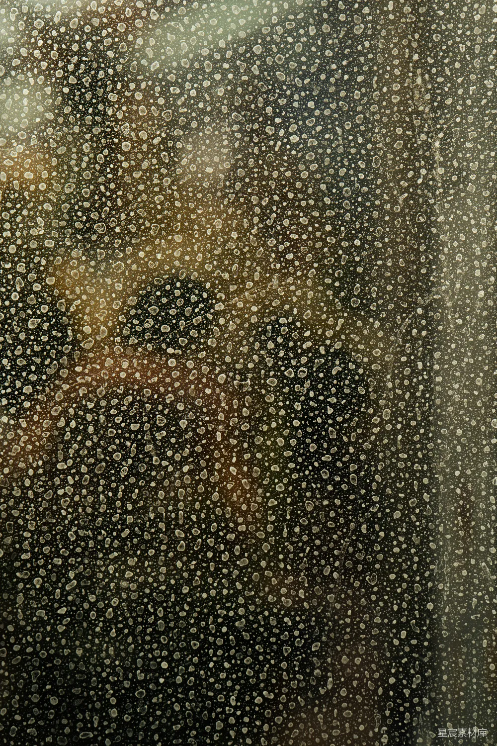 高清摄影 模糊的虚化光斑在一个有纹理的黑暗背景中
