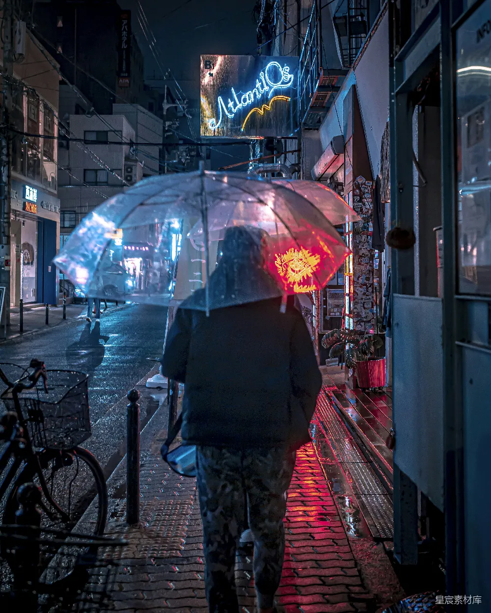 高清摄影 街上一个人撑着雨伞走着