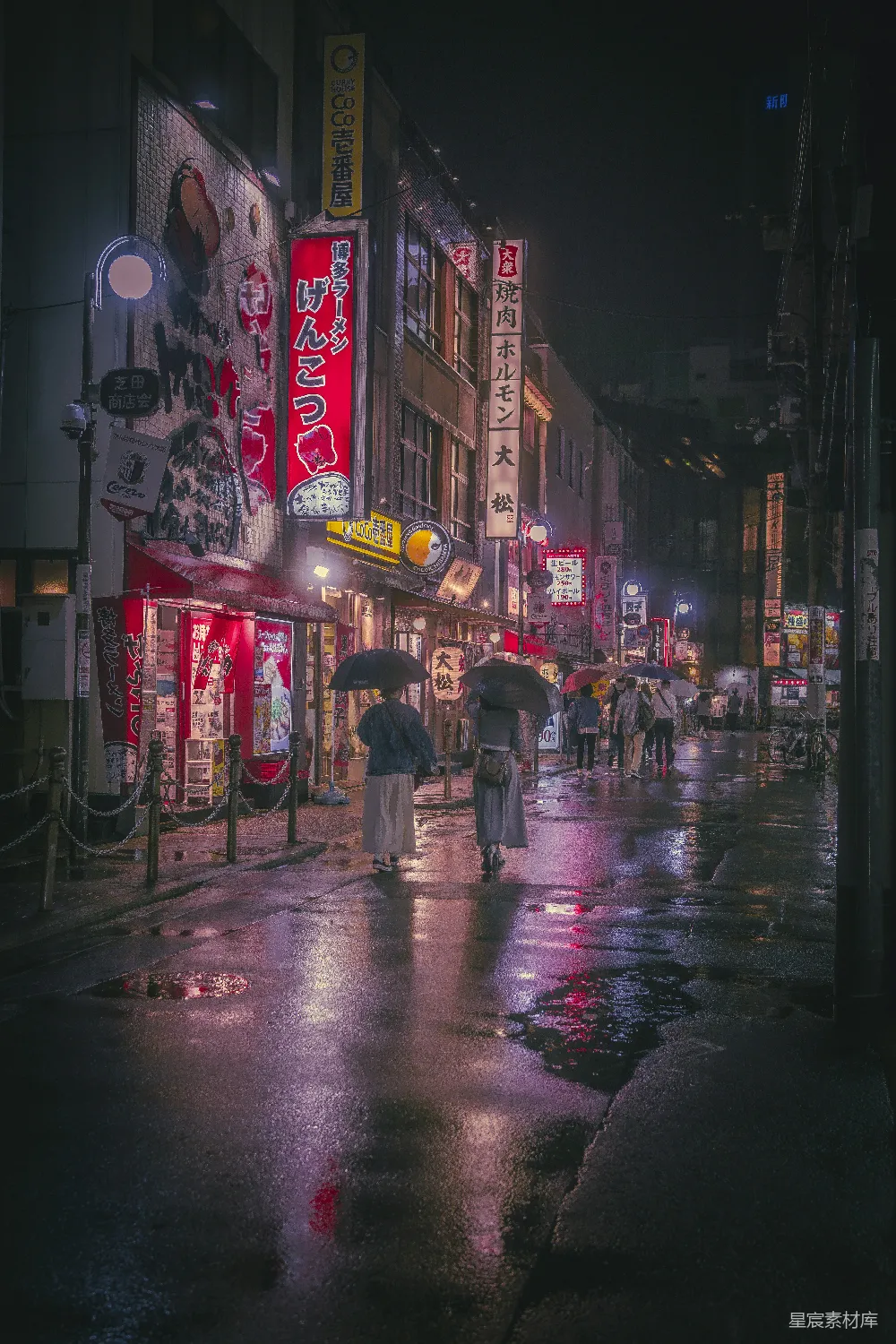 高清摄影 一群人走在街上手持雨伞