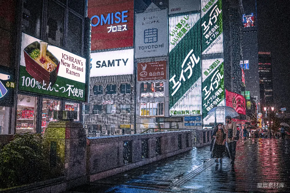高清摄影 一群人在高建筑物旁边的大街上行走