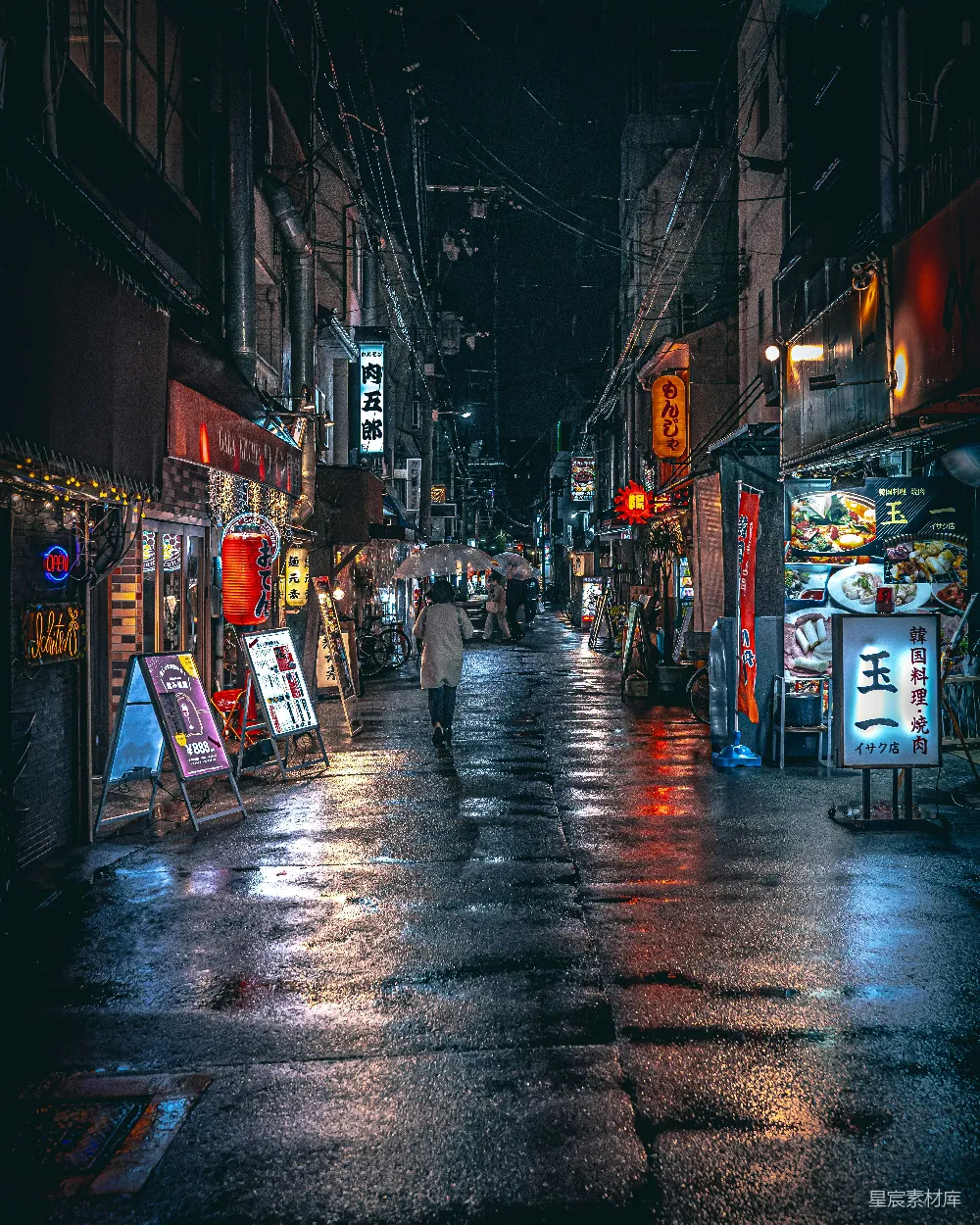 高清摄影 夜晚一个人走在街上