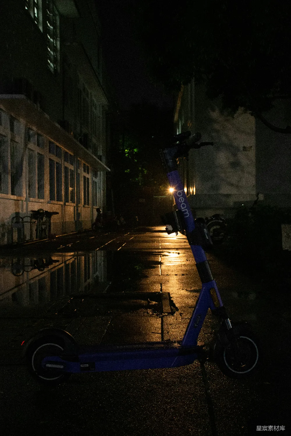 高清摄影 夜晚停在街道一侧的自行车