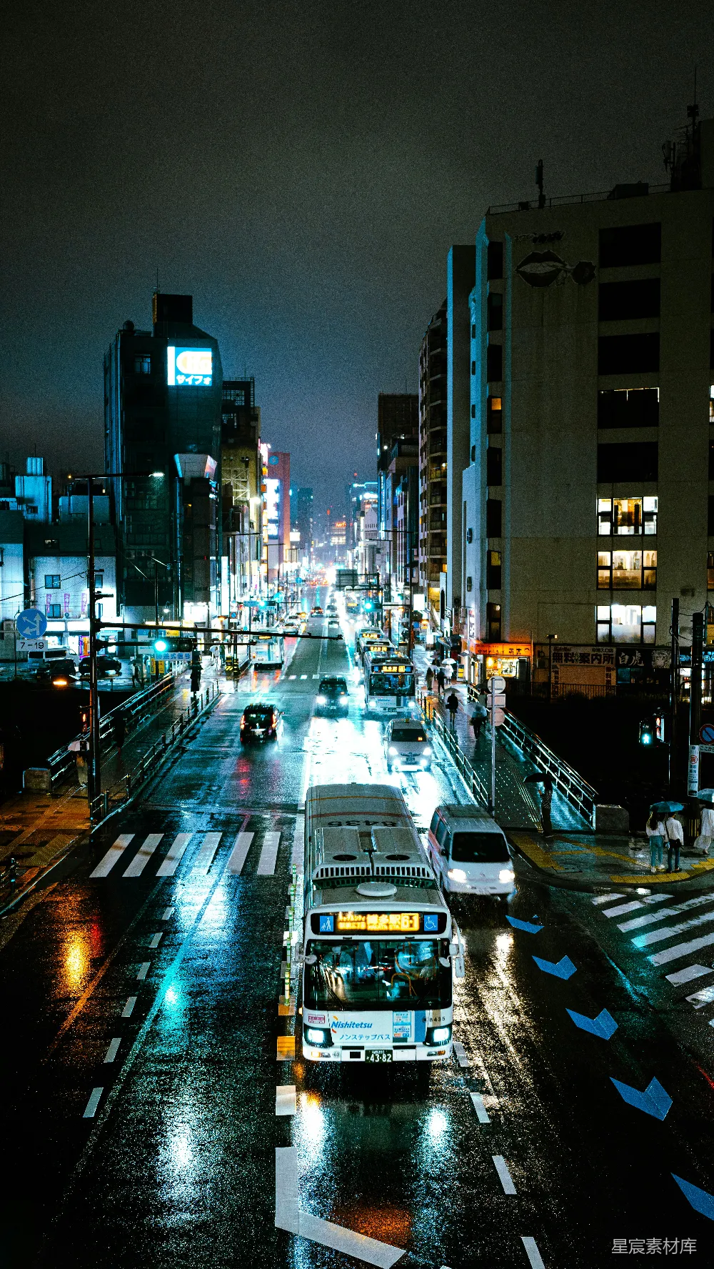 高清摄影 夜晚充满车辆的城市街道