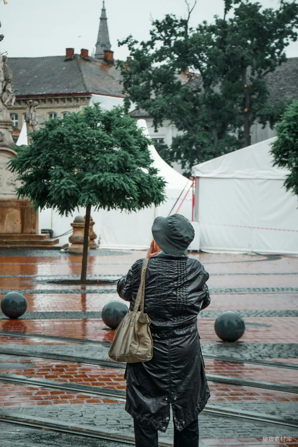 高清摄影 站在雨中的一个人打着伞