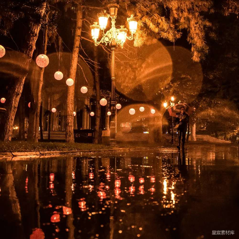 高清摄影 夜晚人们在有路灯的 sidewalks 上行走