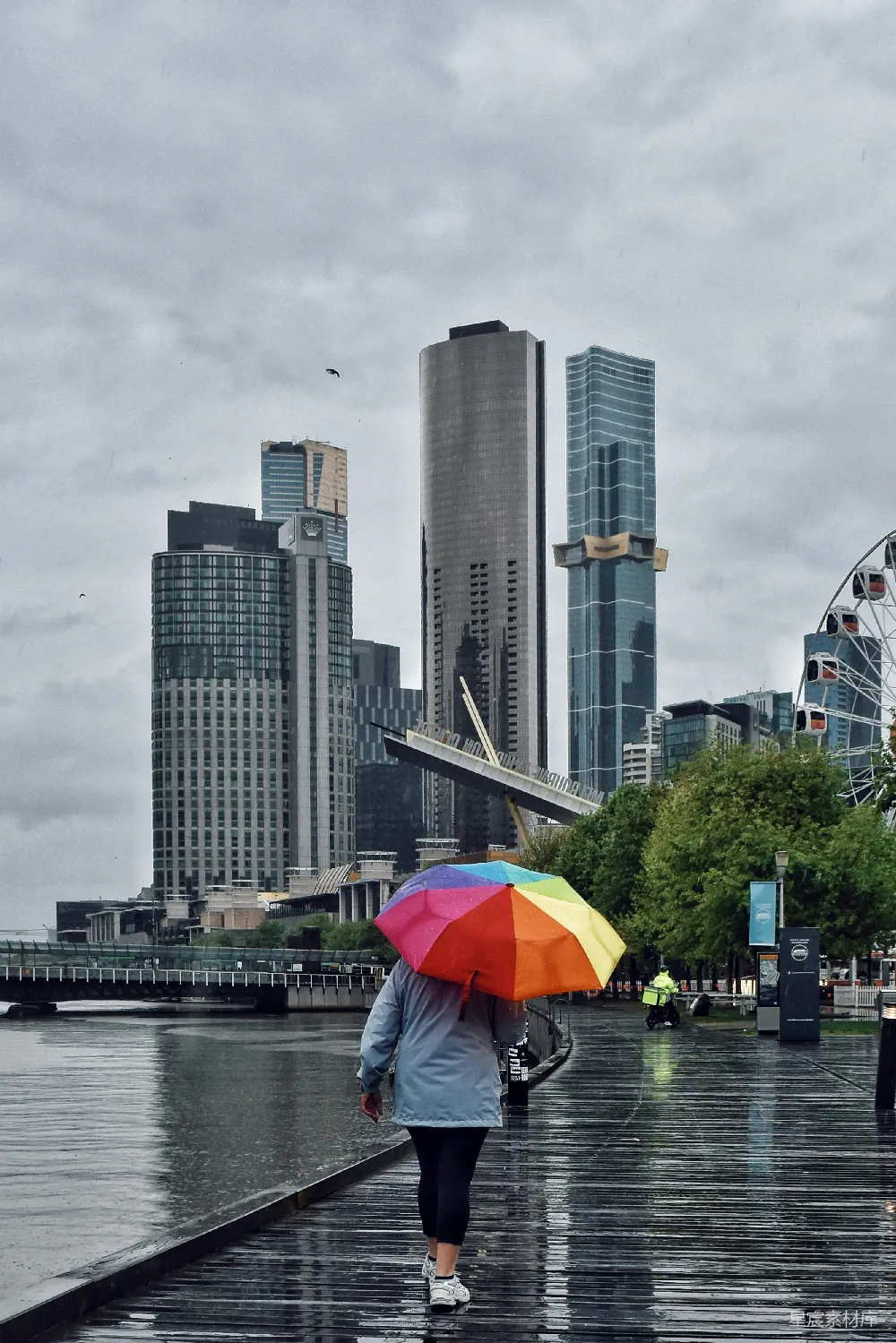 高清摄影 街上一个人手持雨伞漫步