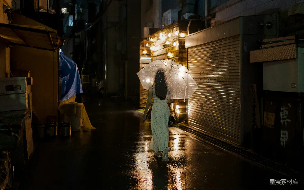 高清摄影 夜晚女子打着雨伞走在湿漉漉的巷子里。