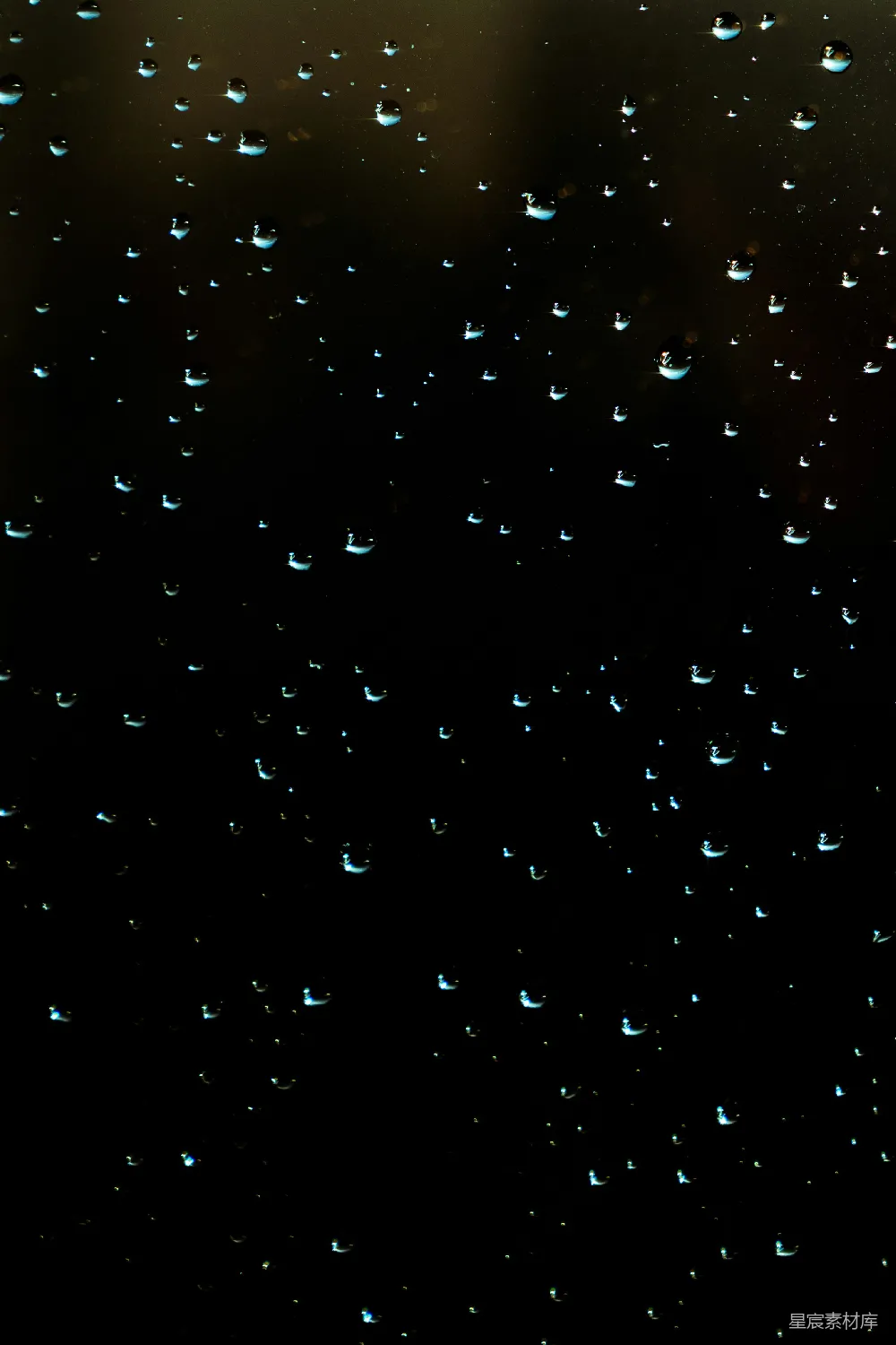 高清摄影 雨滴粘在暗色的窗玻璃上。