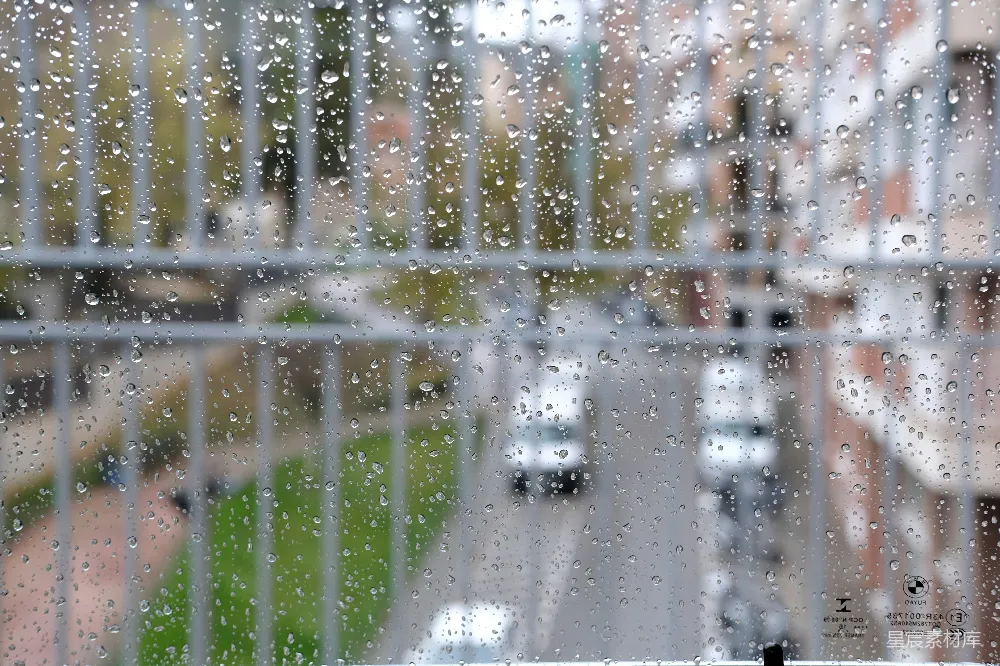 高清摄影 窗前滴落的雨珠俯瞰着一条街道
