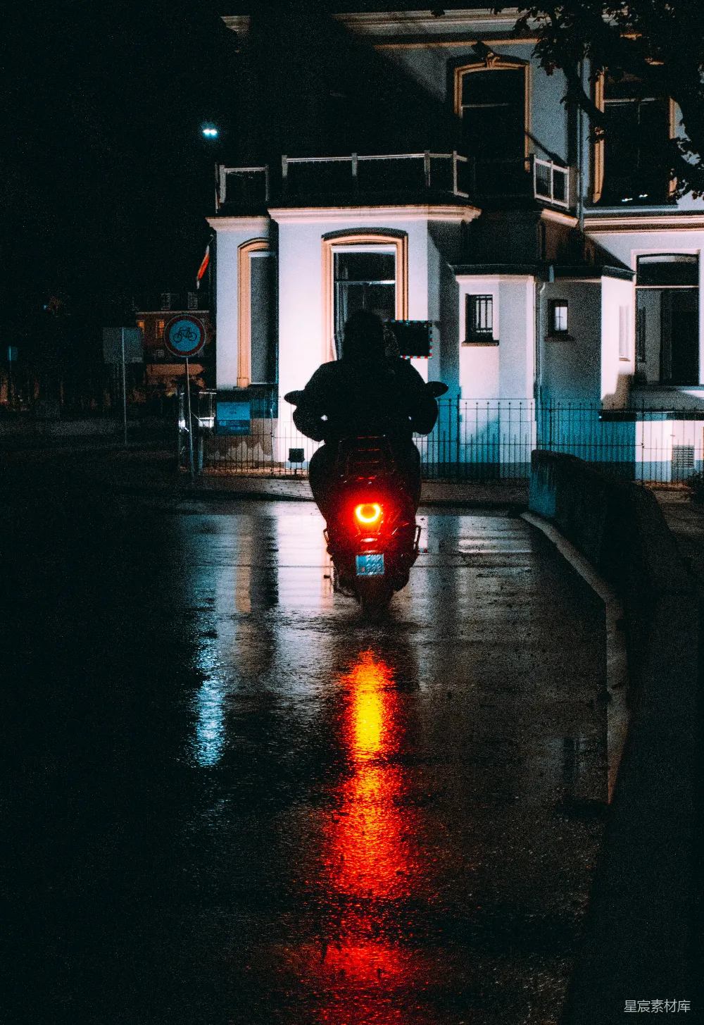 高清摄影 夜晚一个人骑摩托车在路上行驶
