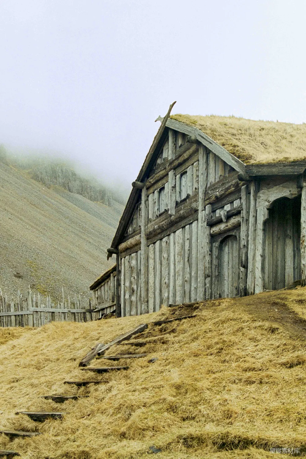 高清摄影 背景中有座陡峭的小山包的谷仓