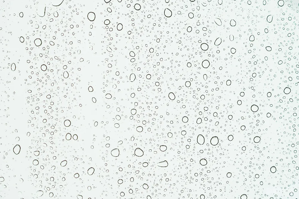 高清摄影 窗户上的近景，滴着雨水