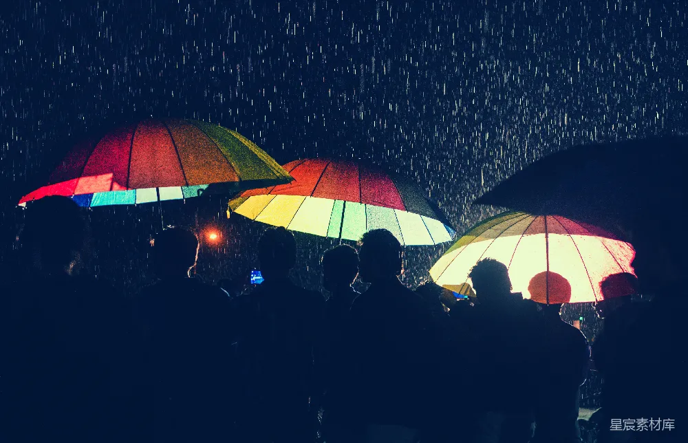 高清摄影 一群人在雨中撑着伞站在一起