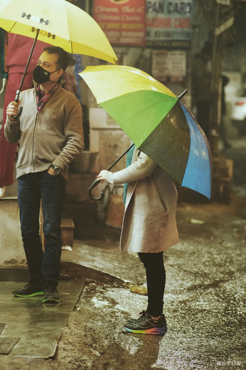 高清摄影 一个人在雨中撑伞散步