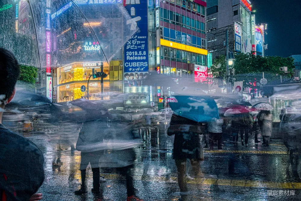 高清摄影 黑色夹克的人手持伞在雨中走在人行道上