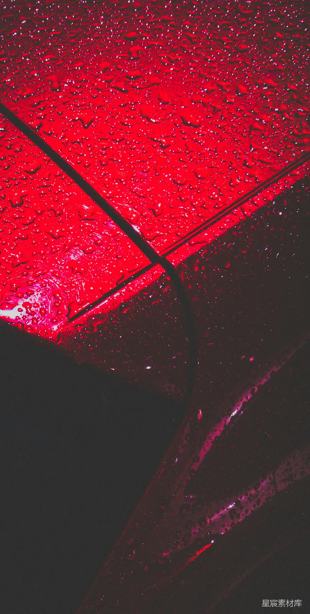 高清摄影 一辆带有雨滴的红色轿车
