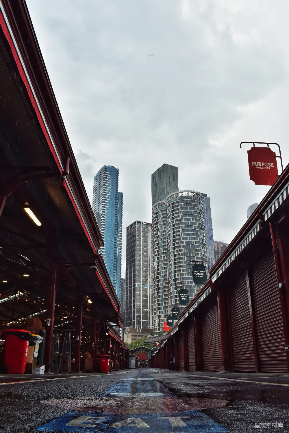 高清摄影 背景是高大的建筑物的城市街道