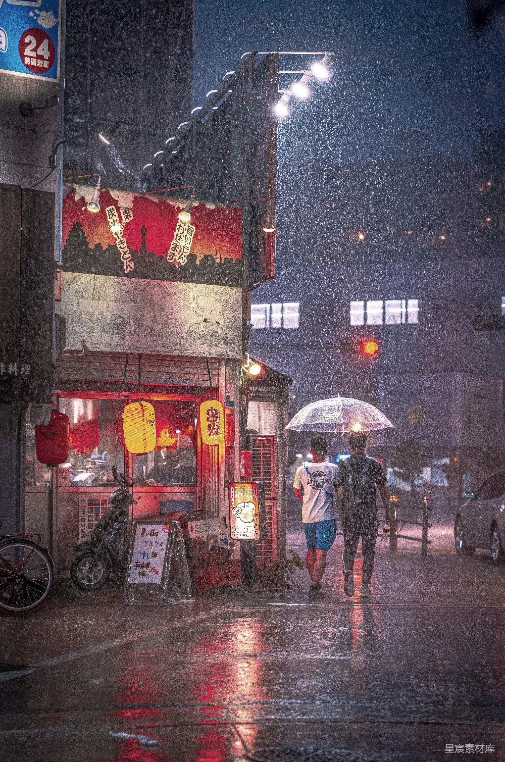 高清摄影 几个行人打着伞在雨中走过街道。