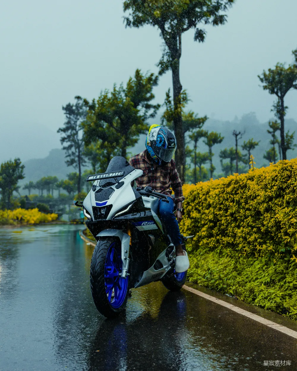 高清摄影 一个人在湿滑的路面上骑摩托车。