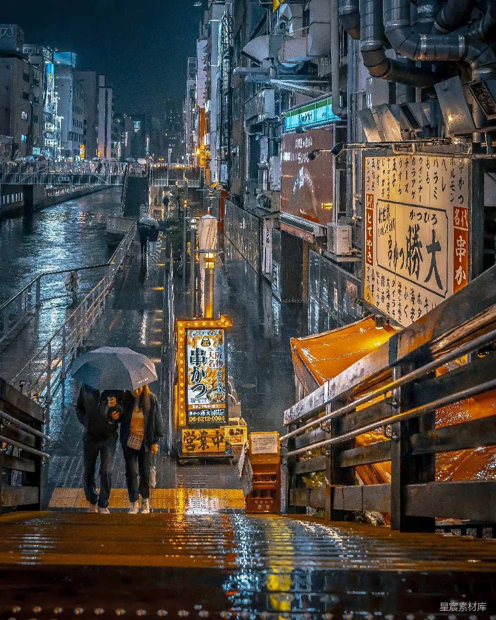 高清摄影 几个拿着雨伞的人走在街上