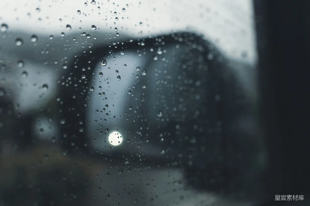 高清摄影 车窗上的雨滴和一侧反光镜模糊的景象。