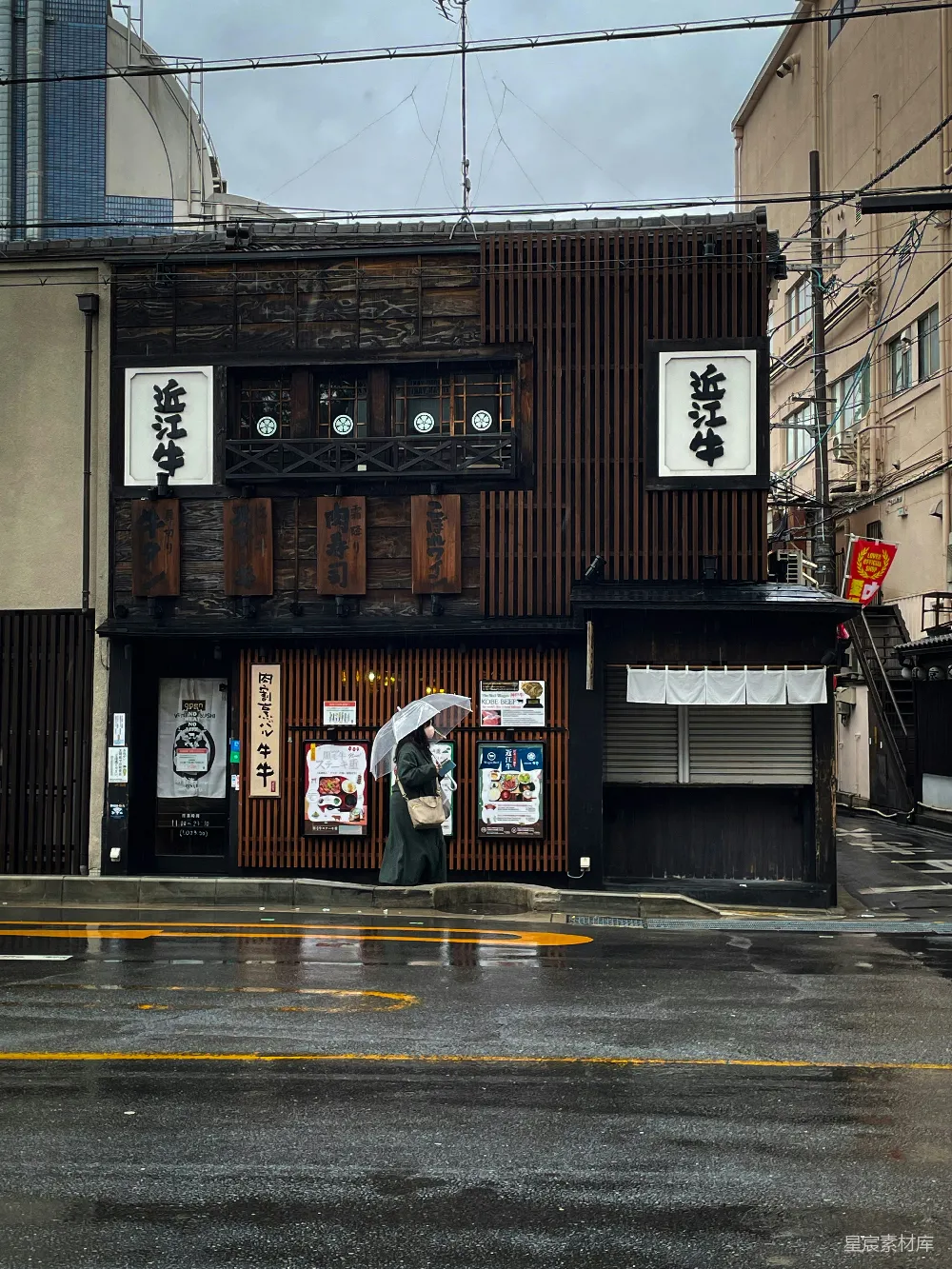 高清摄影 一个男子走在街上撑着雨伞