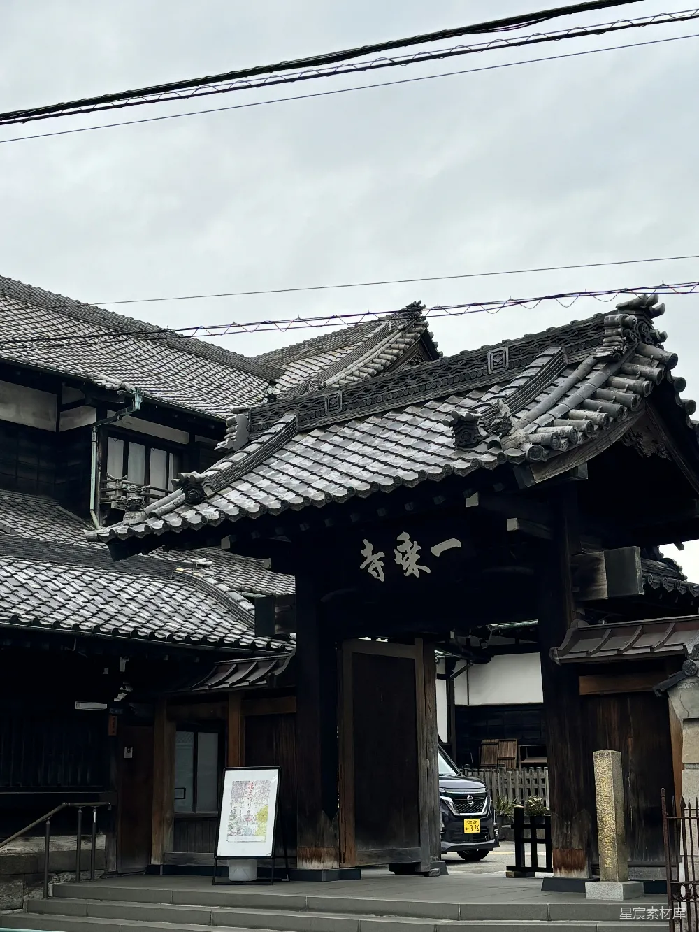 高清摄影 一栋有很多窗户的建筑，一辆车停在它前面。