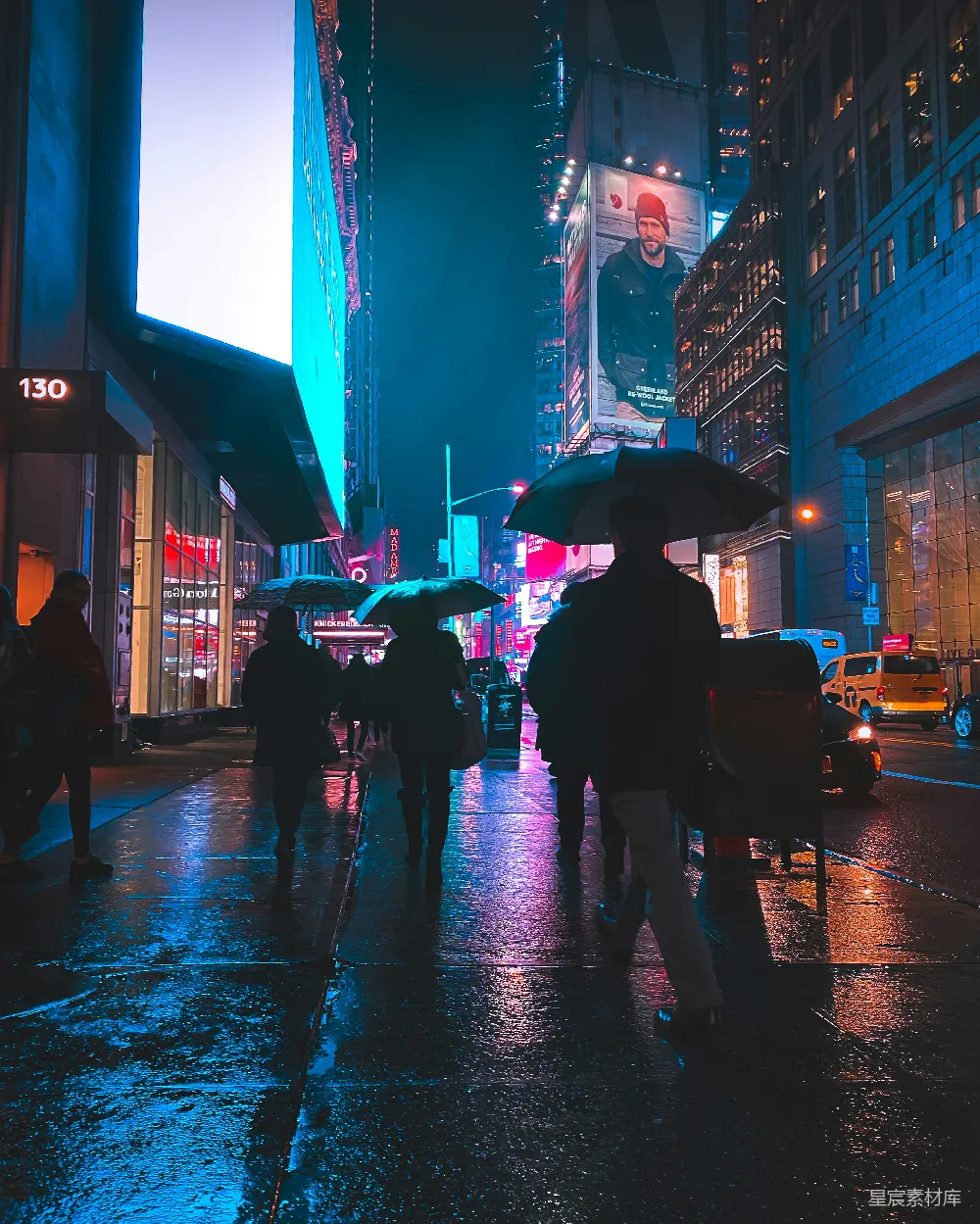 高清摄影 夜晚人们在街上行走