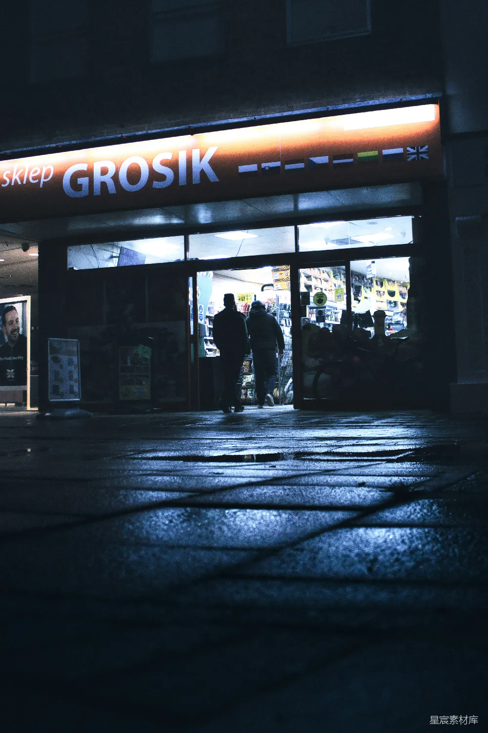 高清摄影 一群人在一家商店外面过夜