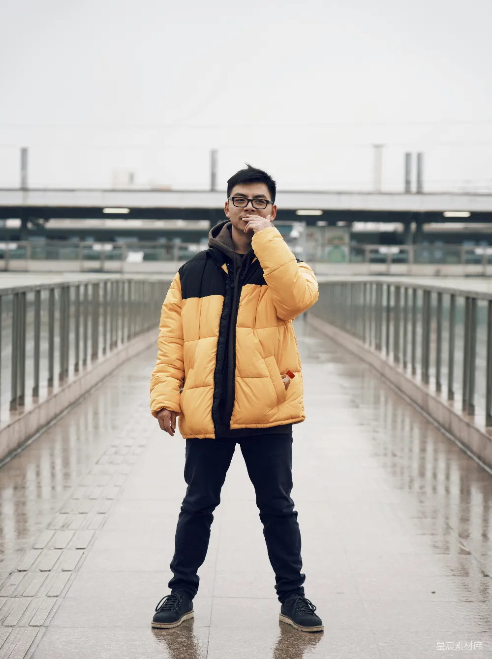 高清摄影 戴着眼镜的男人站在桥上白天