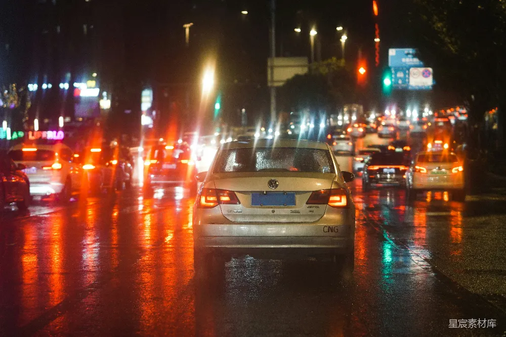 高清摄影 夜晚街道上车流密集。