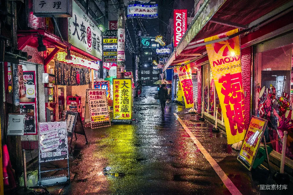 高清摄影 夜晚一个人在湿漉漉的街道上行走