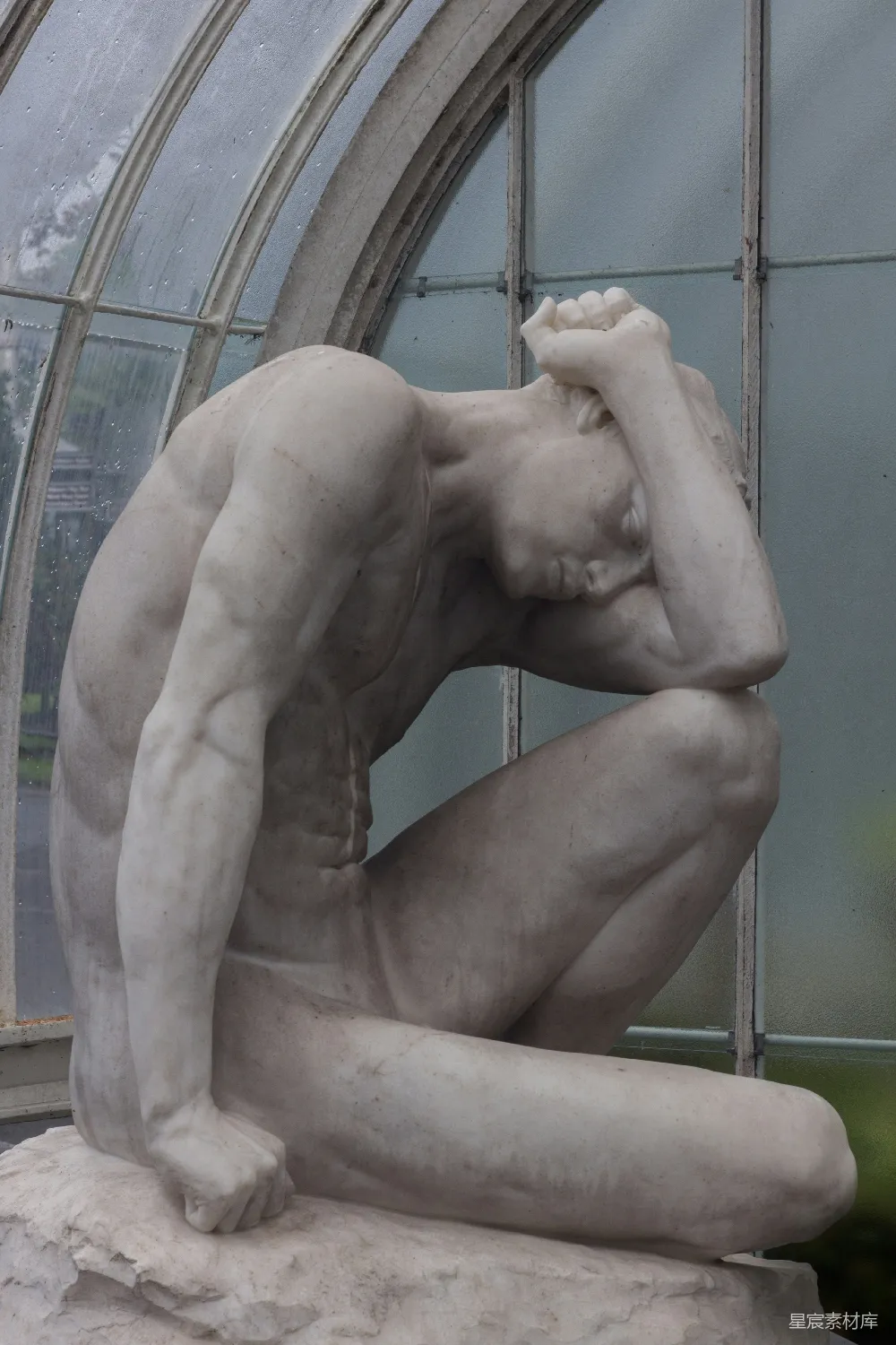 高清摄影 一个男人坐在窗前的雕像