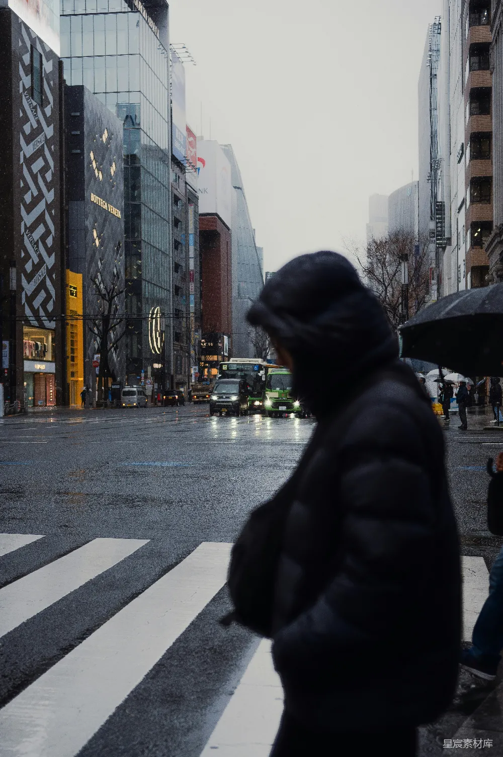 高清摄影 街边行走的男人手中撑着一把伞