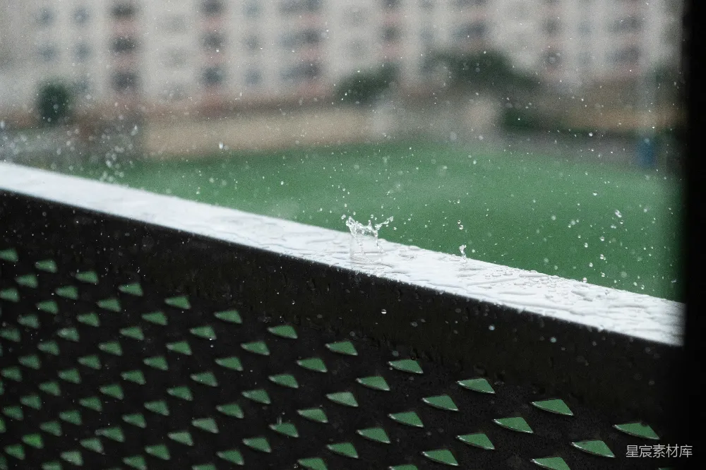高清摄影 户外金属栏杆上溅落的雨滴