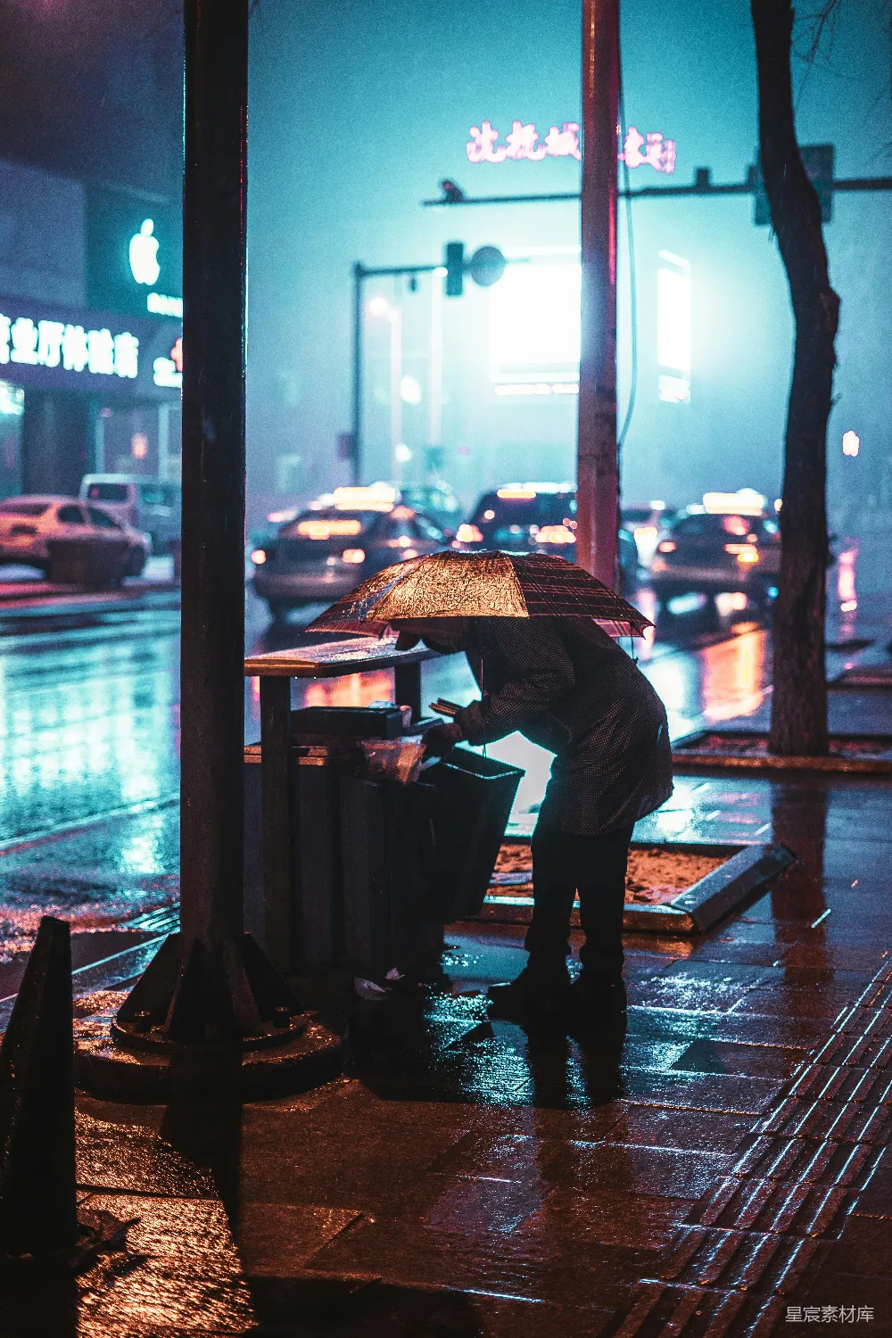 高清摄影  身穿粉红色衬衫和黑色长裤的男人在夜间的步行街上拿着雨伞走路