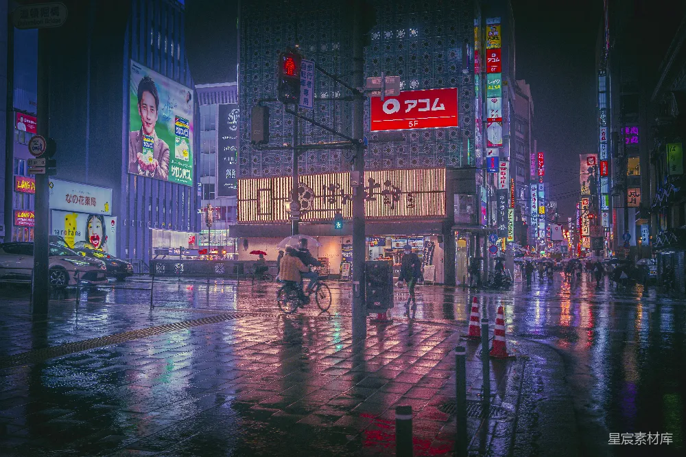 高清摄影 一个男子骑自行车在一条被雨水浸湿的街道上行驶。