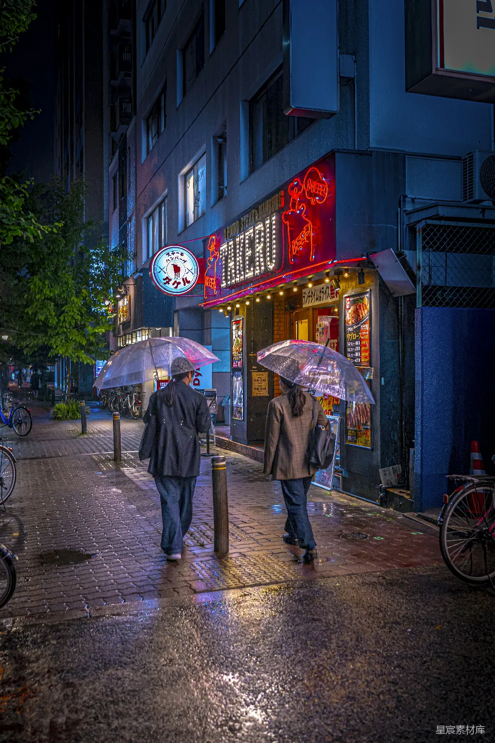 高清摄影 几个拿着雨伞的人在街上行走