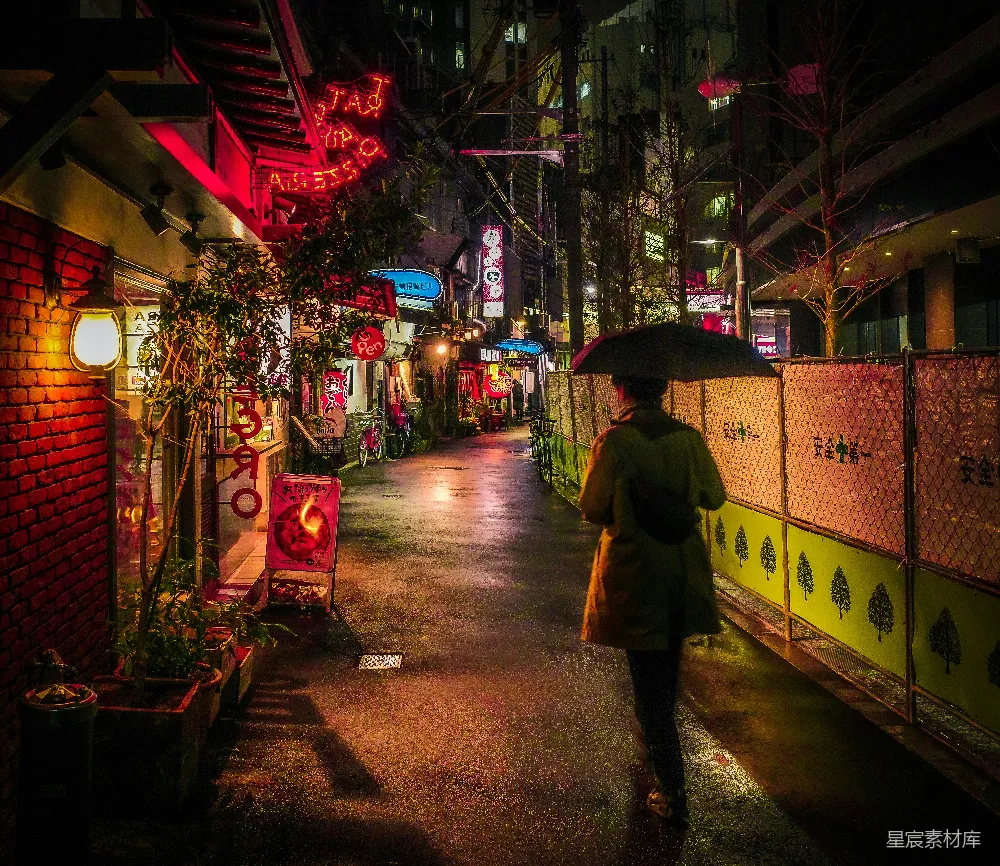 高清摄影 一个女人走在街上拿着伞