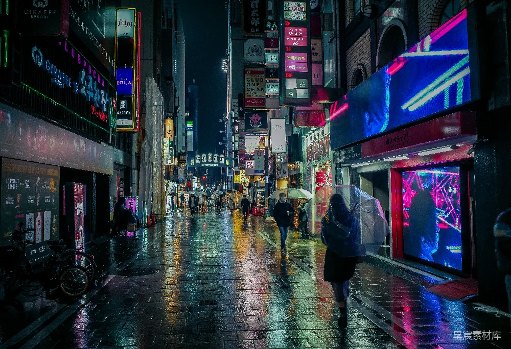 高清摄影 一群人在夜间走在街上