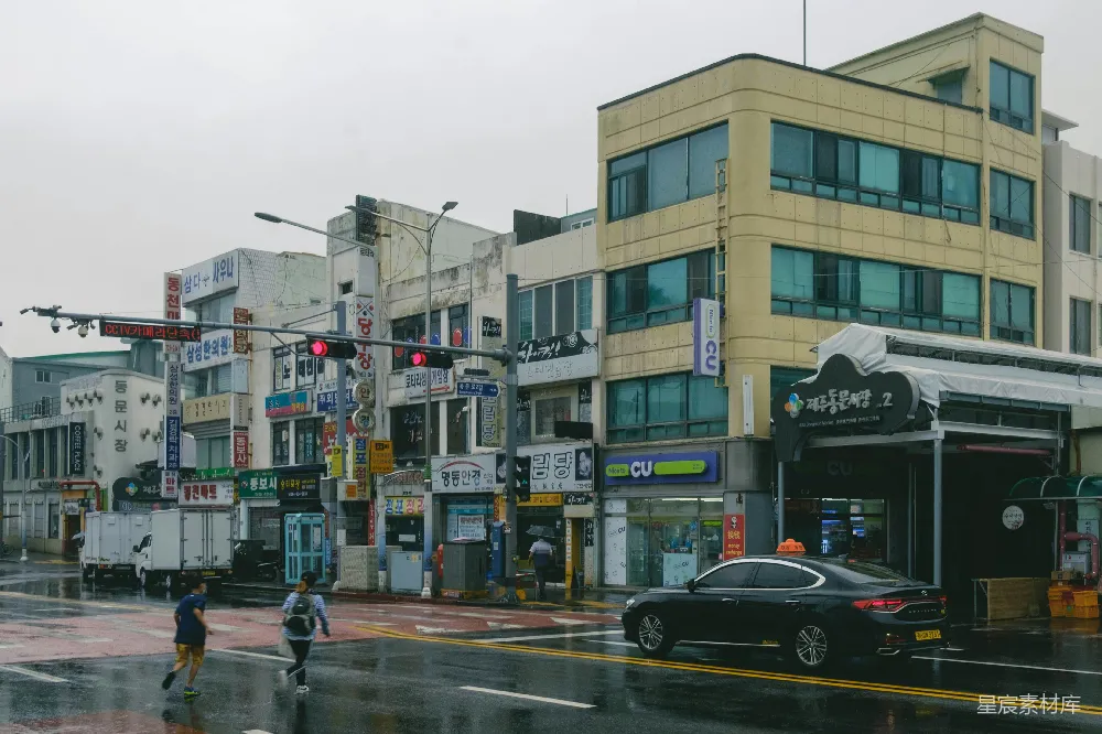 高清摄影 几人冒雨穿过马路