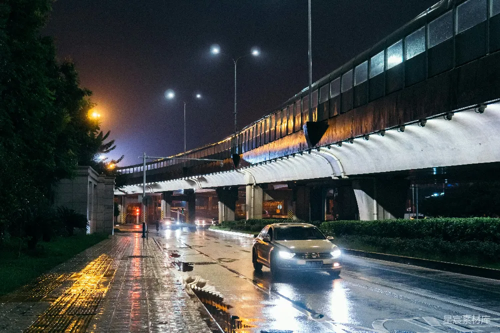 高清摄影 夜晚桥上行驶的汽车