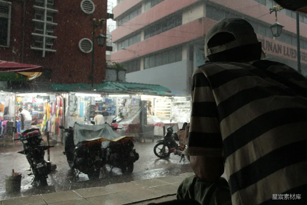 高清摄影 一个男子望向窗外的街景。