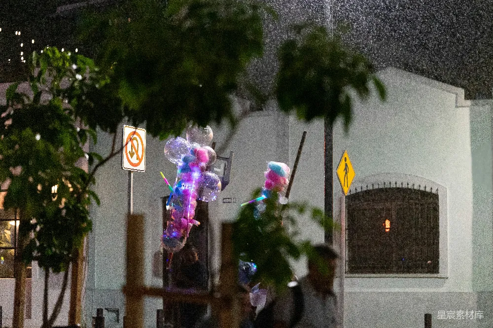 高清摄影 气球照亮了夜间的街道场景。